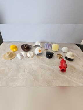 Playmobil  hat, collar, apron  lot accessories